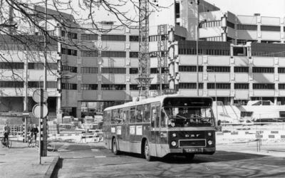 86152 Afbeelding van de Daf standaard autobus nr. 210 van het G.V.U. als lijn 4 naar de Rubenslaan bij het ...